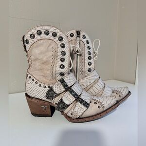 Lane Boots SHOWDOWN Ankle Booties in Alabite/Ceramic
Crackle Sz 6